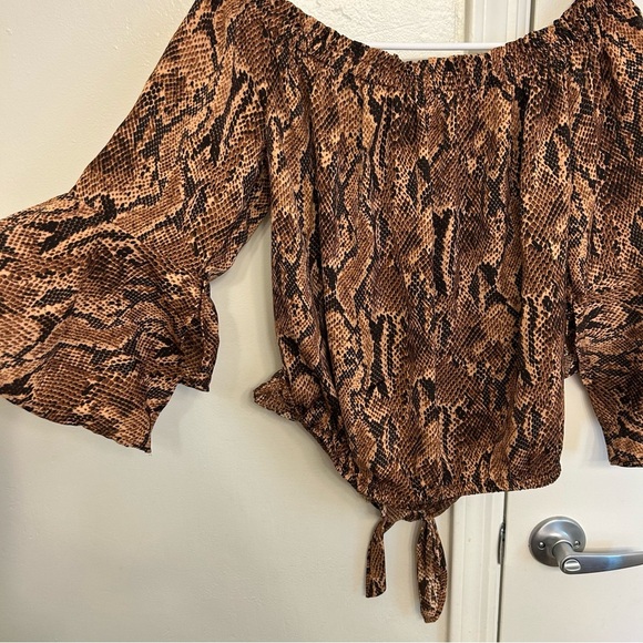 NWT Express Brown Snakeskin Off-Shoulder Blouse Women’s Size Medium - Picture 9 of 9